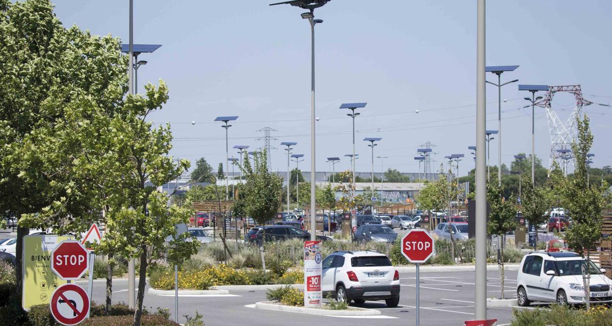 lampadaire solaire parking